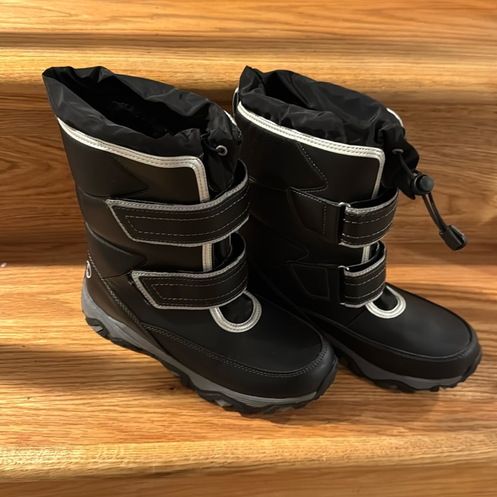 Lands’ end boys black snow flurry snow boots size 4